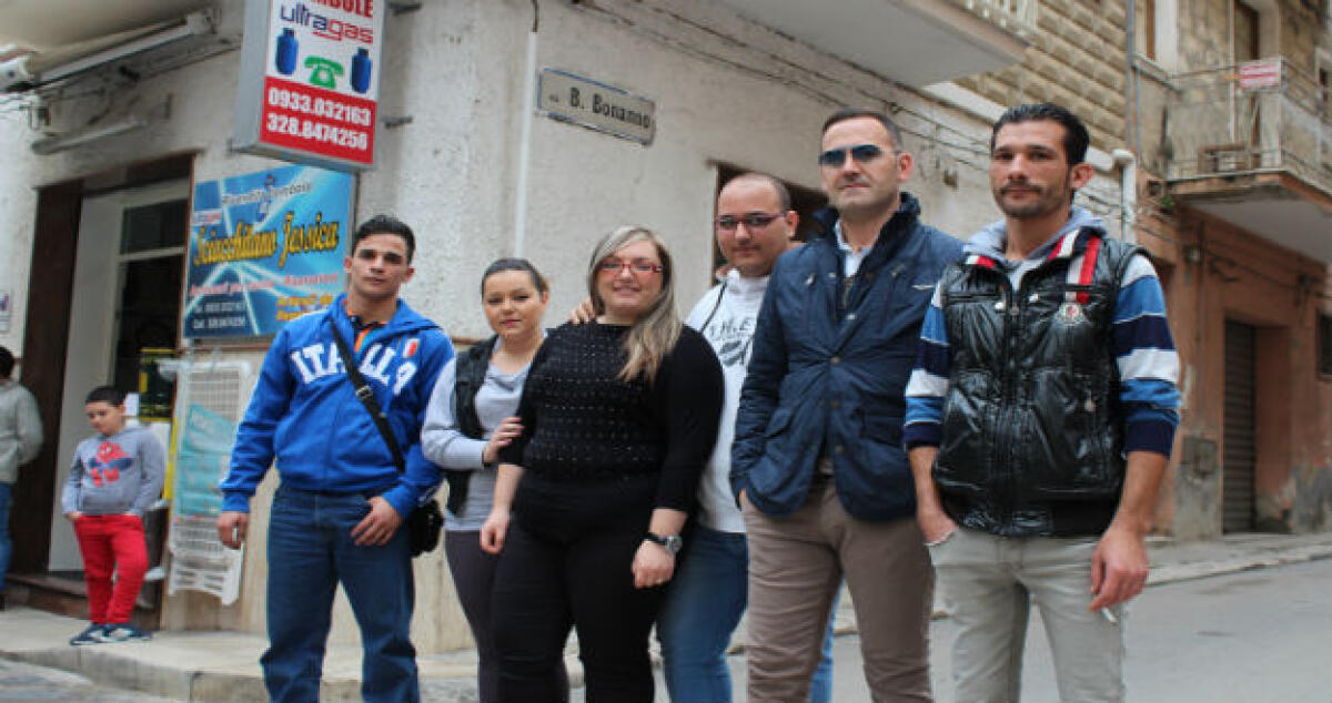La via dei Santi abbandonata, "non ci meritiamo neanche le luminarie natalizie!" - 