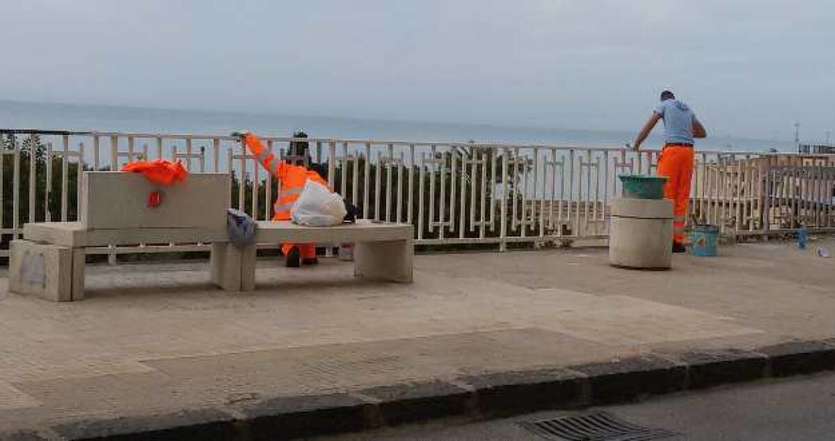 Gli operai dimenticano la scritta "vernice fresca" e alcuni passanti si imbrattano - 