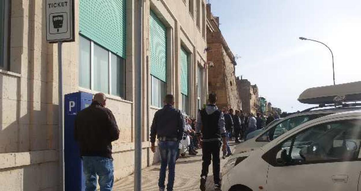 In fila aspettando la tuta da lavoro, 245 disoccupati nei cantieri di servizio - 