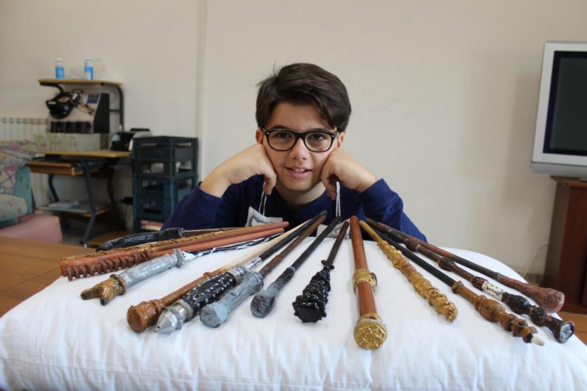 Tra incantesimi e magie a 12 anni realizza fedelmente le bacchette di Harry Potter - 