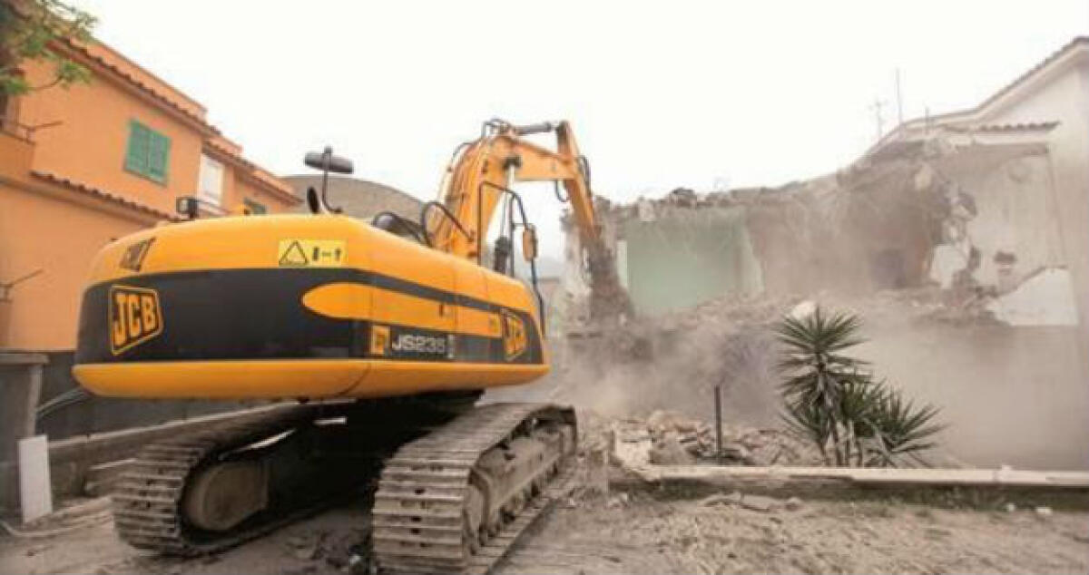 Due piani sono abusivi ma non si può demolire: "Cederebbe tutto lo stabile" - 