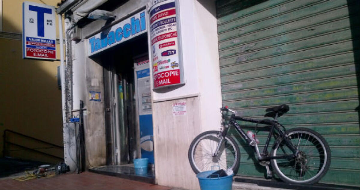 Incendio in via Generale Cascino, nella notte il fuoco colpisce una tabaccheria - 