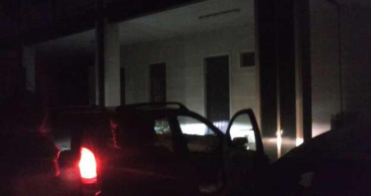 E anche il cimitero Farello restò al buio, salma tumulata con i fari delle auto - 