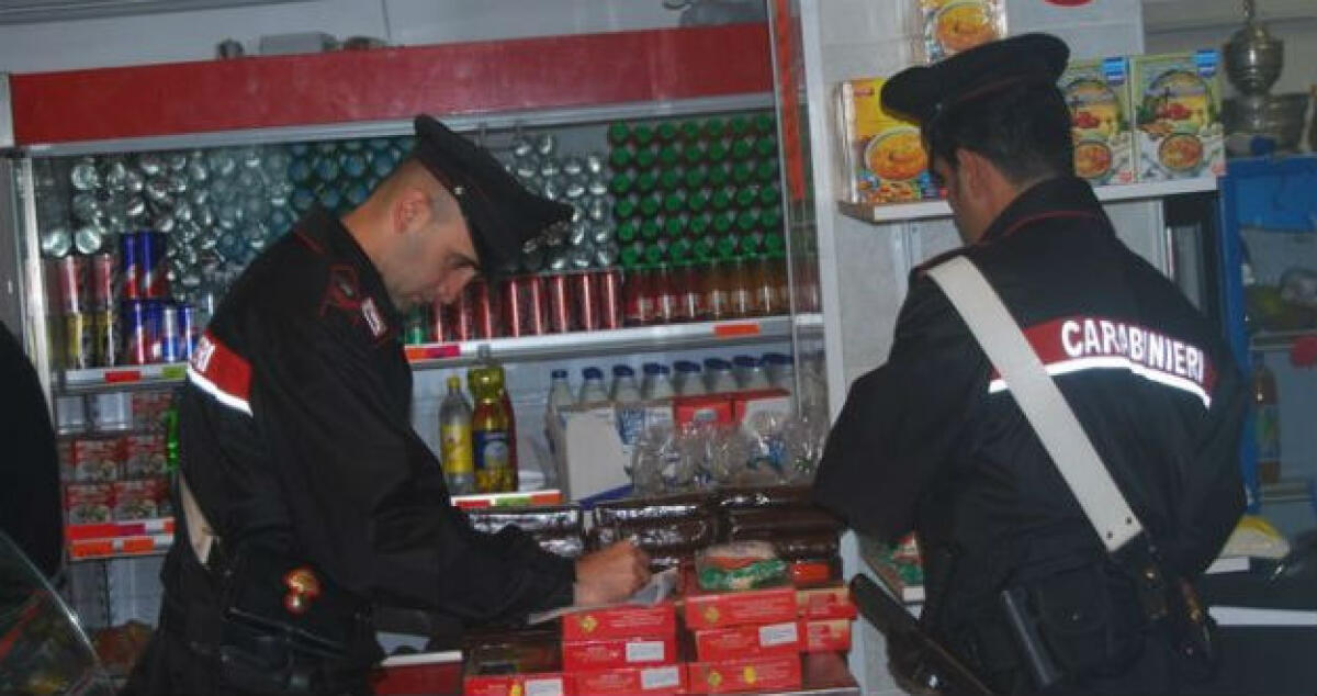 Carabinieri in un bar di via Crispi, controllati il titolare e molti clienti - 