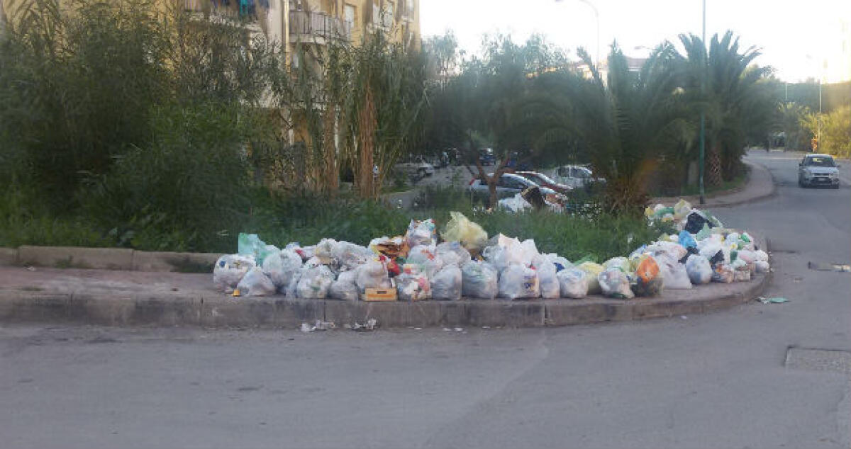 Si ferma Timpazzo, rifiuti in strada e prossime ore decisive per la città - 