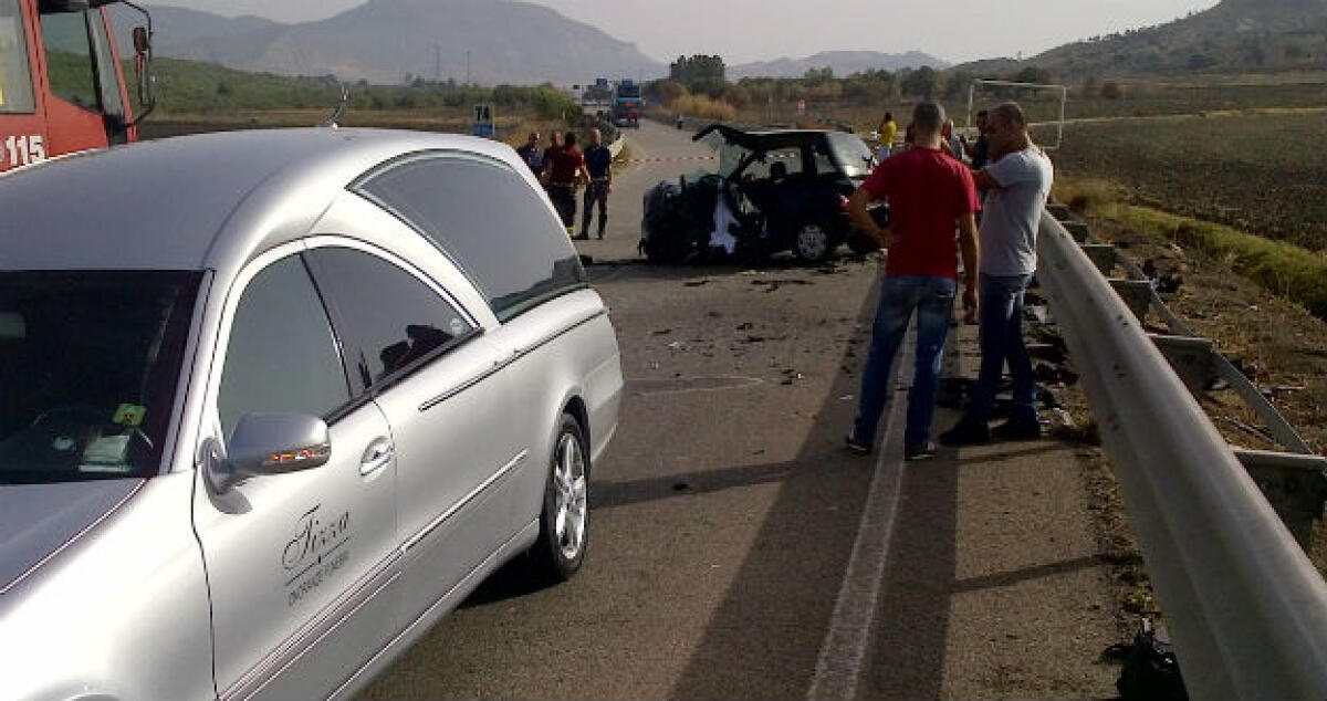 Schianto sulla statale 117 bis, impatto tra un'Audi e un furgone: grave un neonato - 