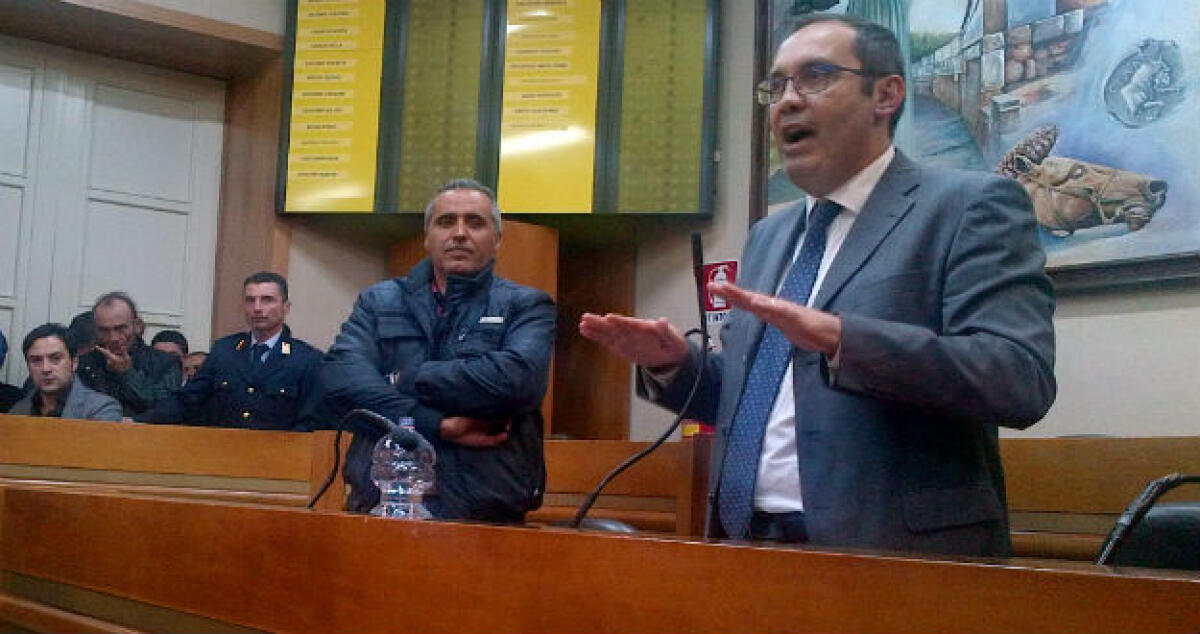 Forza Italia apre le danze. "Questi del Pd vanno mandati a casa senza indugi!" - 