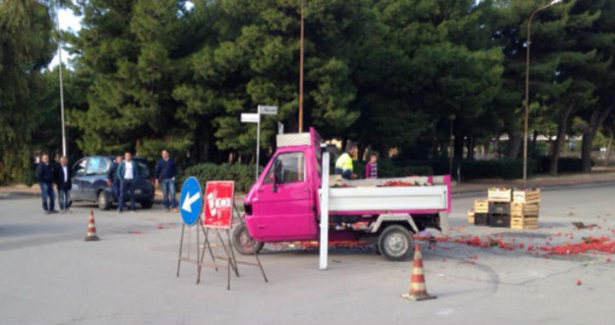 Una moto ape contro una Megane a Giardinelli: "E' un incrocio killer" - 