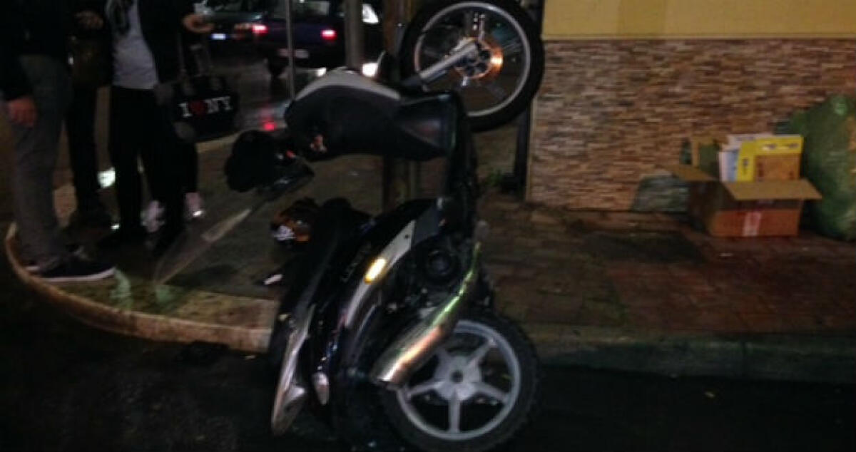 Un Liberty vola in via Tevere e s'incastra a un palo della luce: due minori in ospedale - 