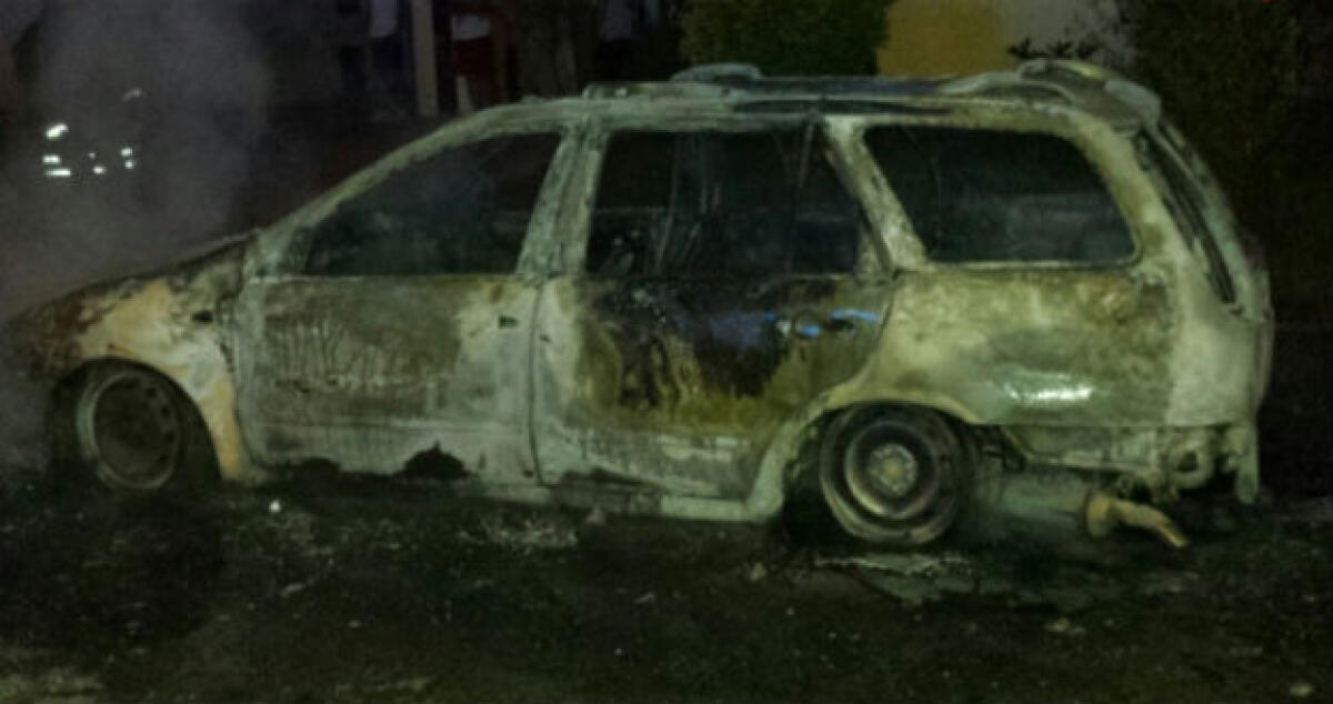 Fiamme alla Fiat Marea di un venditore ambulante, rogo esploso in via Carra - 