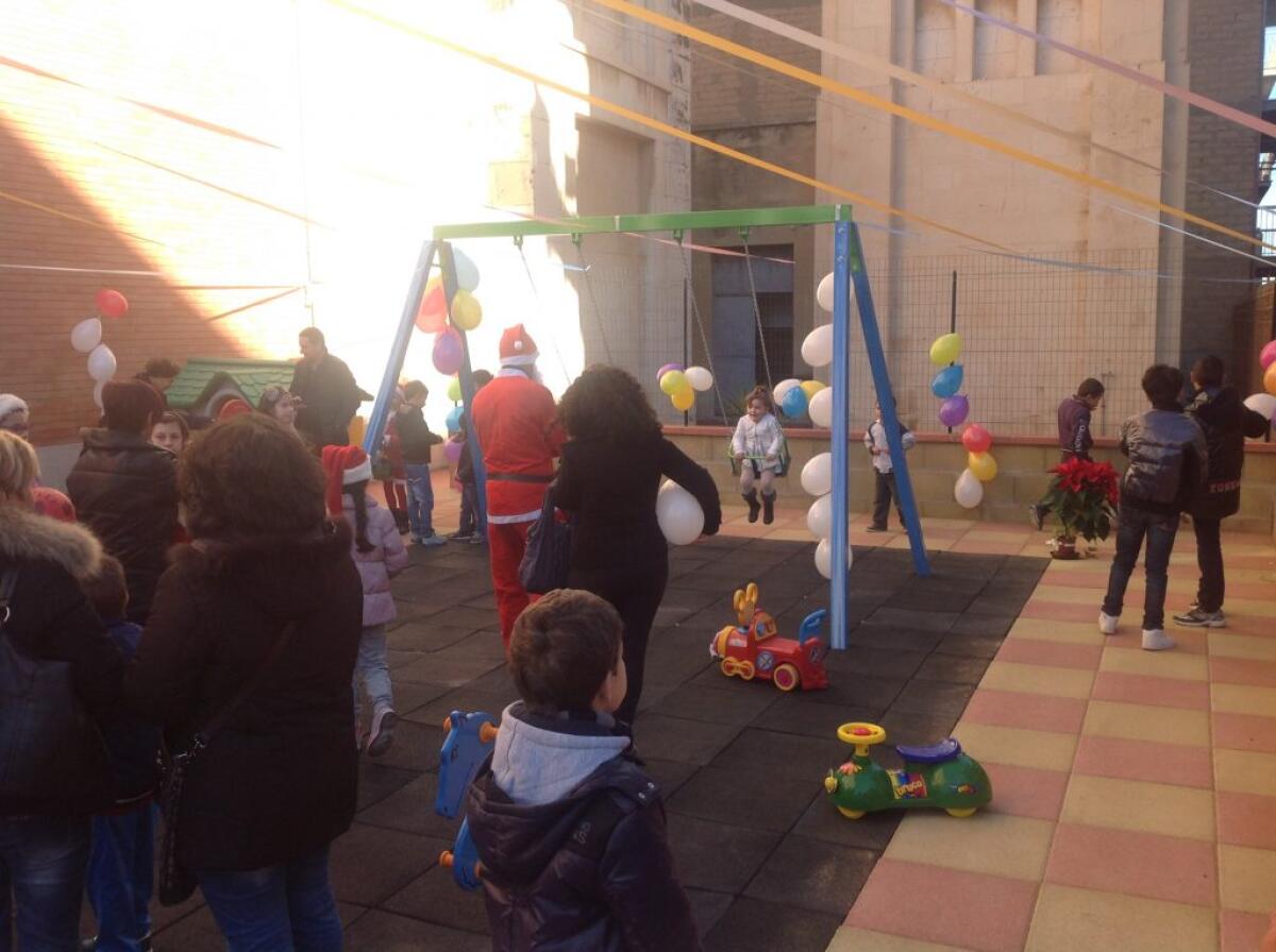 Acqua a singhiozzo e maleodorante ma si fa festa per i giochi donati da Caltaqua - 