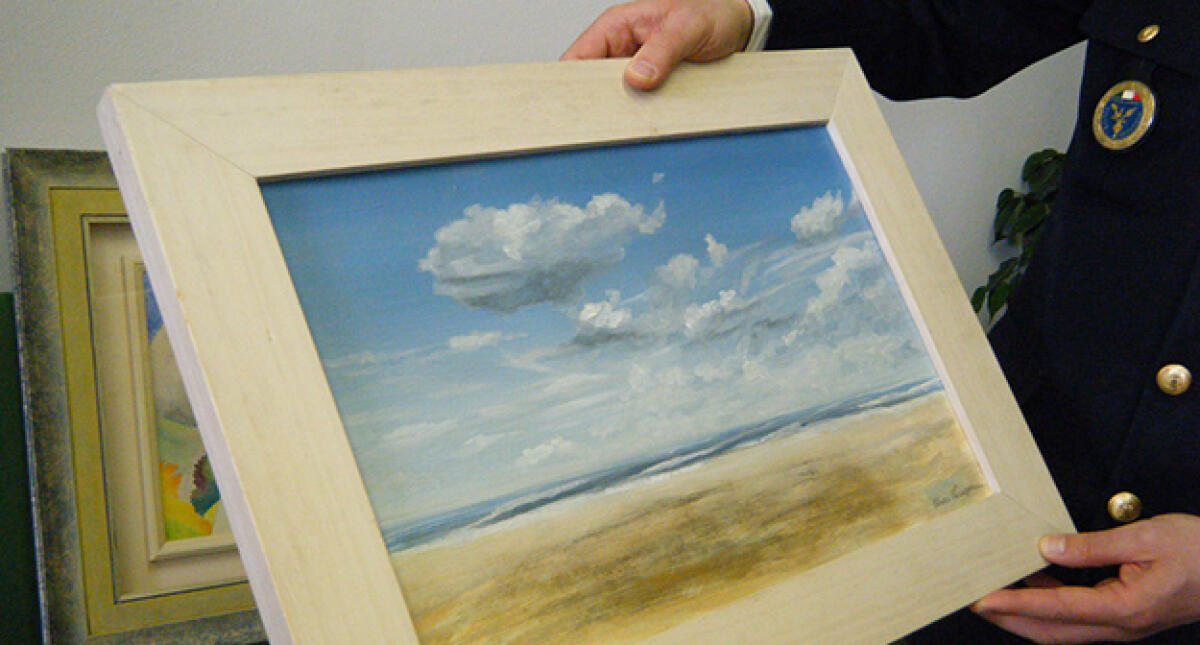 Ladra... di quadri, ruba 31 tele di Picone ma viene incastrata dalle telecamere - 