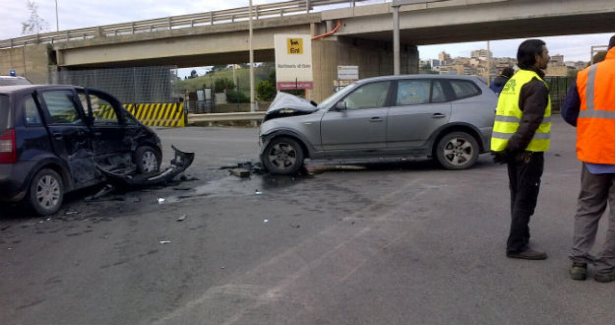 Due auto impattano ad un incrocio, schianto tra una BMW X3 e una Fiat Idea - 