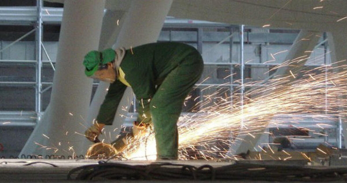 Il flex utilizzato per lavorare lo colpisce al volto, un trentottenne in ospedale - 