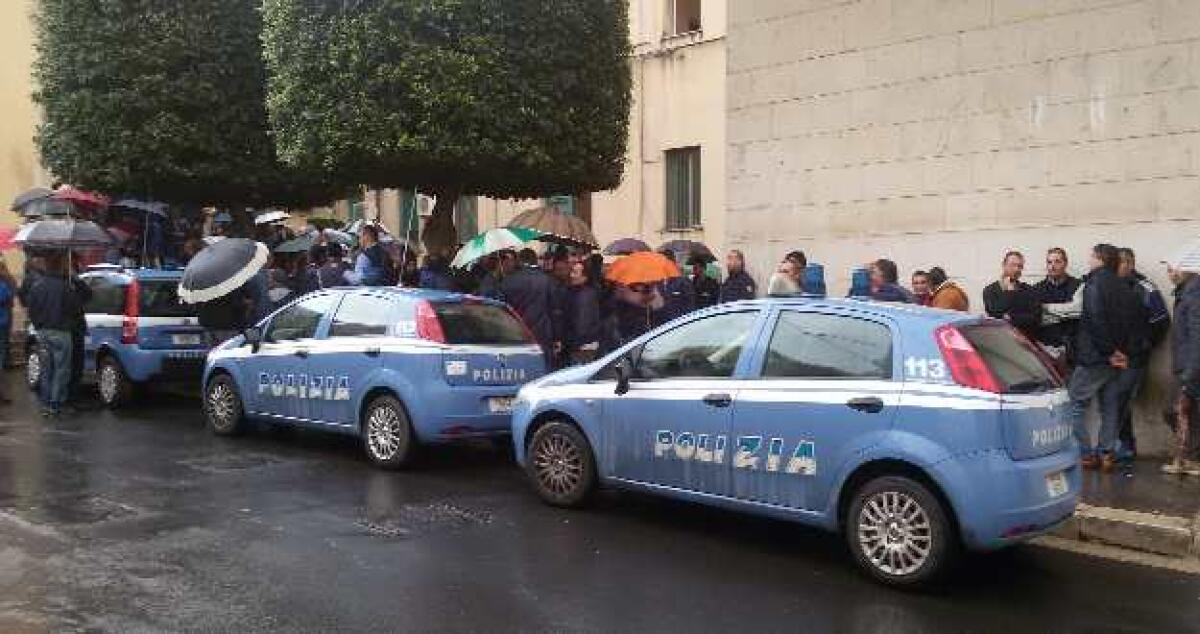 Gli operai dell'indotto assediano il Municipio, si alza la tensione sociale - 