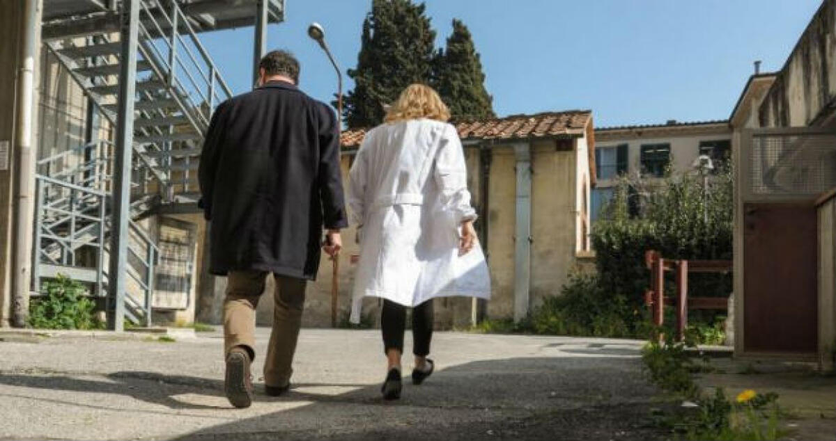 Colpì alla gola con una lama l'ex moglie gelese, chiesti 18 anni per un vigilantes - 