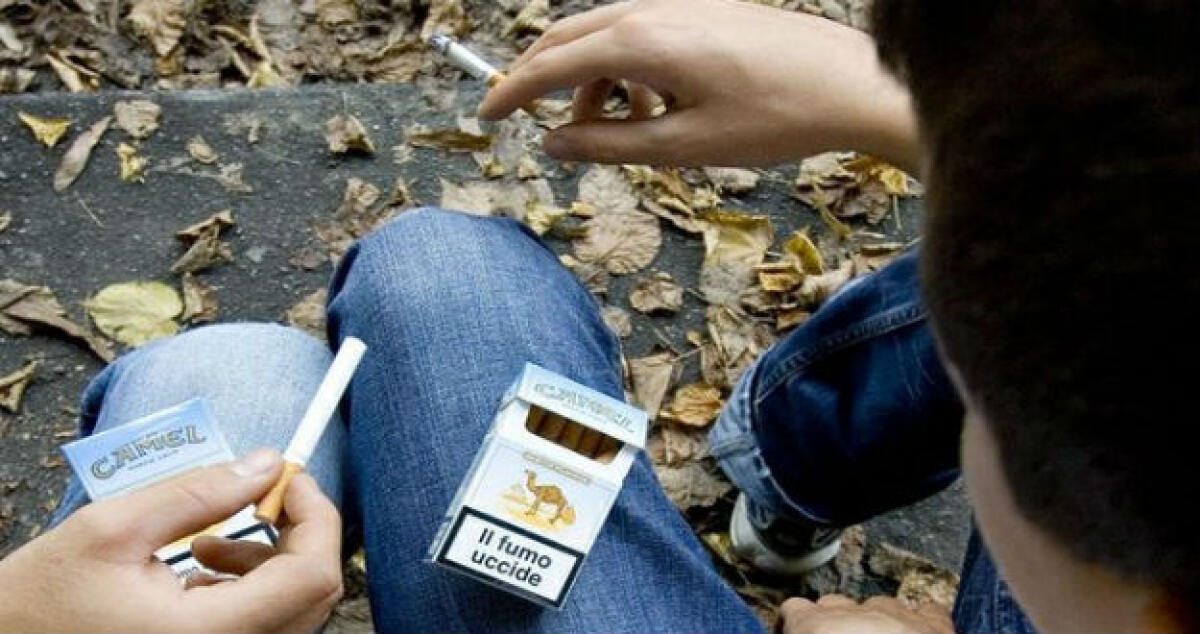 Fuma tra i corridoi della scuola, multa da 240 euro per un liceale "indisciplinato" - 