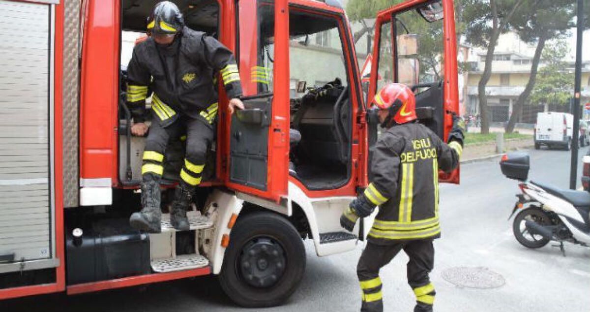Il forte vento trascina via pesanti lastre, allarme al pronto soccorso dell'ospedale - 