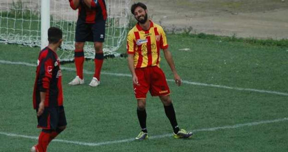 Pardo, un sorriso.. a metà, danneggiata l'auto davanti lo stadio Vincenzo Presti - 