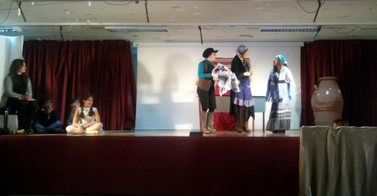 Attrici per un giorno, le mamme protagoniste alla recita della Don Milani - 