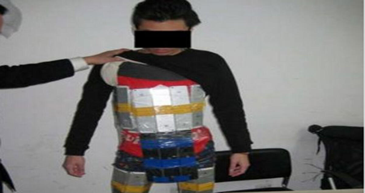 Prova a superare la frontiera con 94 iPhone di contrabbando: “Li aveva tutti addosso” -
