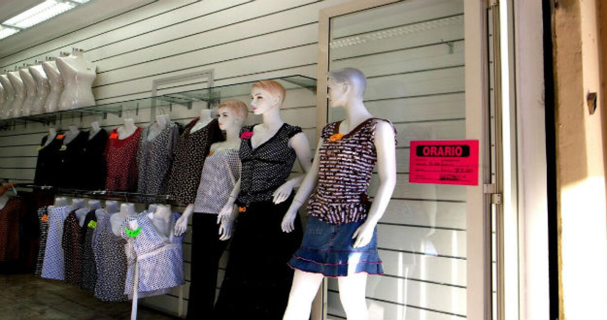 Il centro commerciale è chiuso o aperto? I cinesi rilanciano e il Comune toglie i sigilli - 