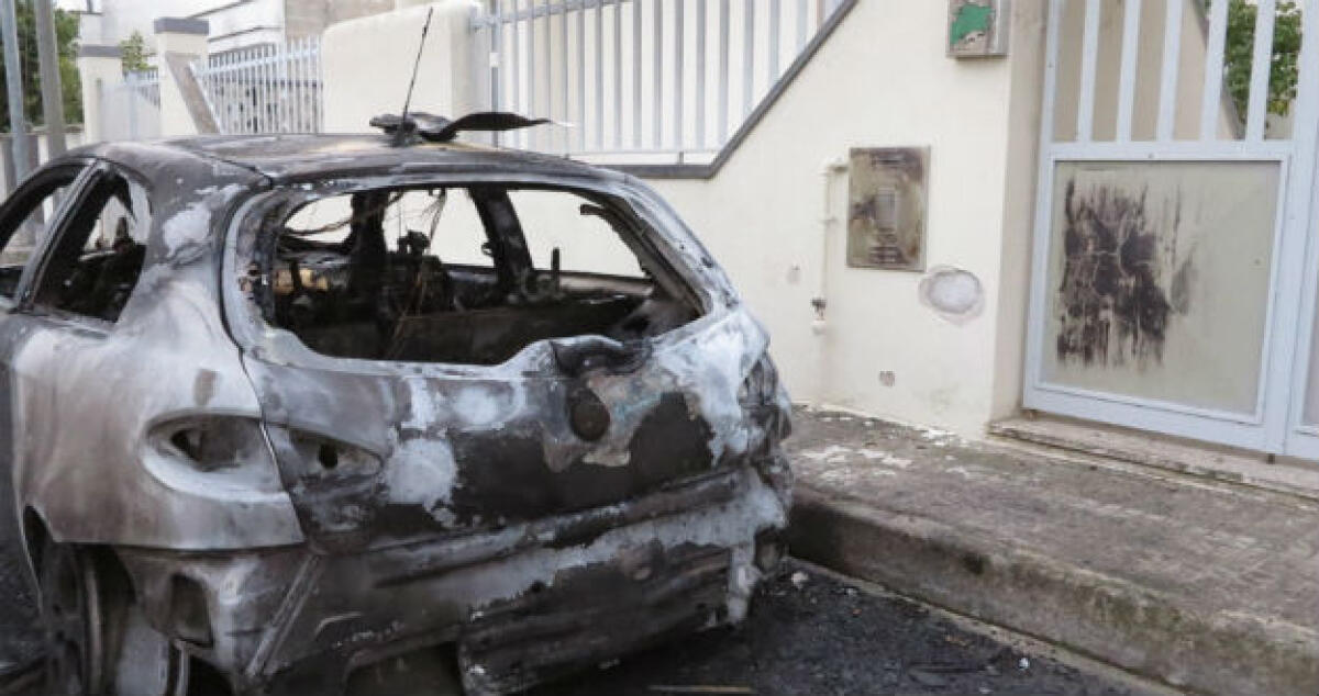 Incendiari nella notte in una villa di Roccazzelle, in fiamme una Polo e un'Alfa - 