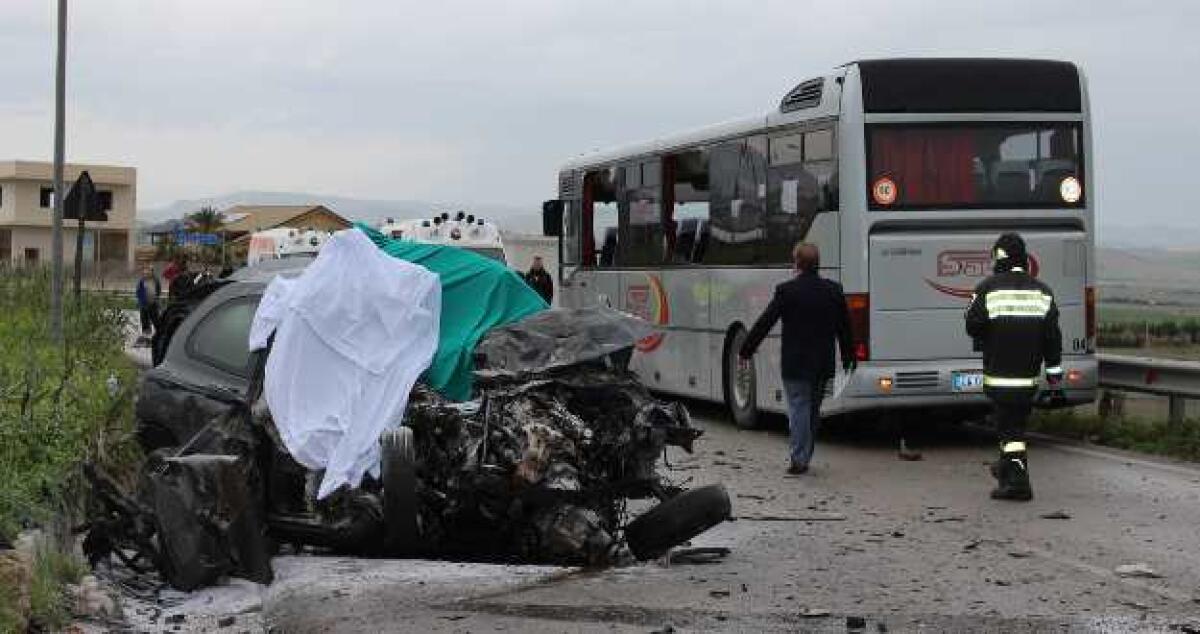 Morte sulla statale, il dolore straziante della compagna: "Non mi abbandonare..." -