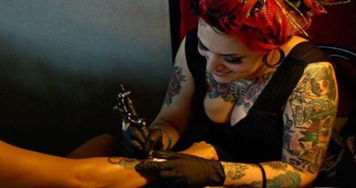 Tatuaggi a domicilio low cost e a rischio infezioni, l'allarme dei medici ospedalieri -