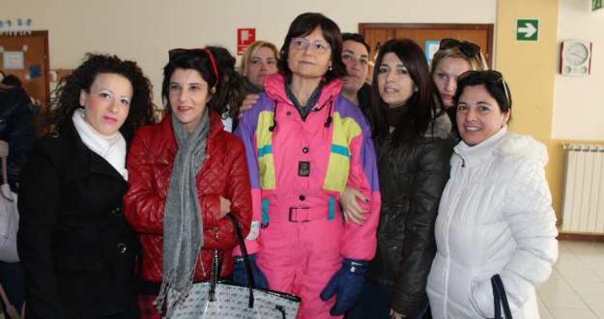 In aula con guantoni e tuta da sci, la protesta di una maestra contro il freddo - 