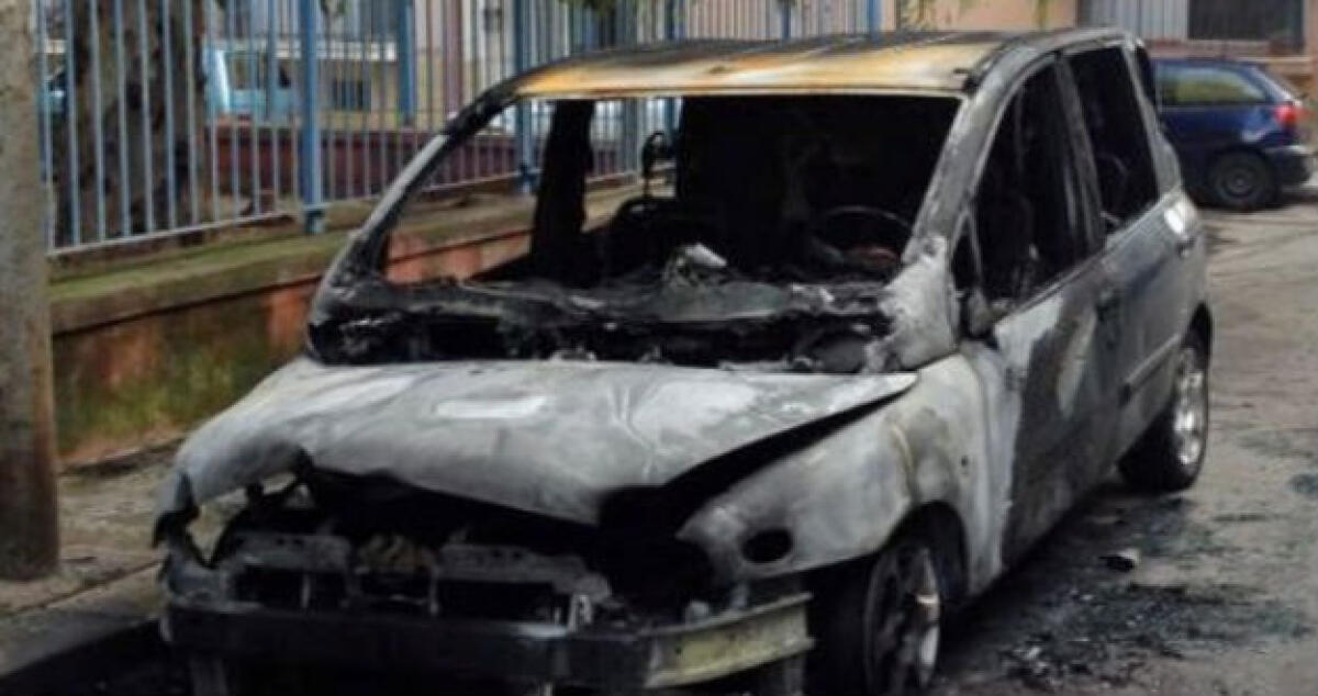 Fiamme a Molino a Vento, nella notte distrutta la Fiat Multipla di una società - 