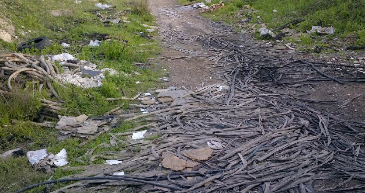 Rubano i cavi di rame e danno fuoco ai resti che non servono, rogo a Settefarine - 