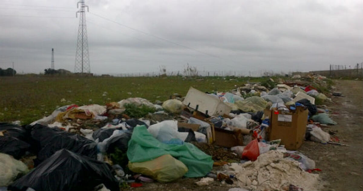 Maxi discarica abusiva in via Butera, chiesta la bonifica ma nulla si muove - 