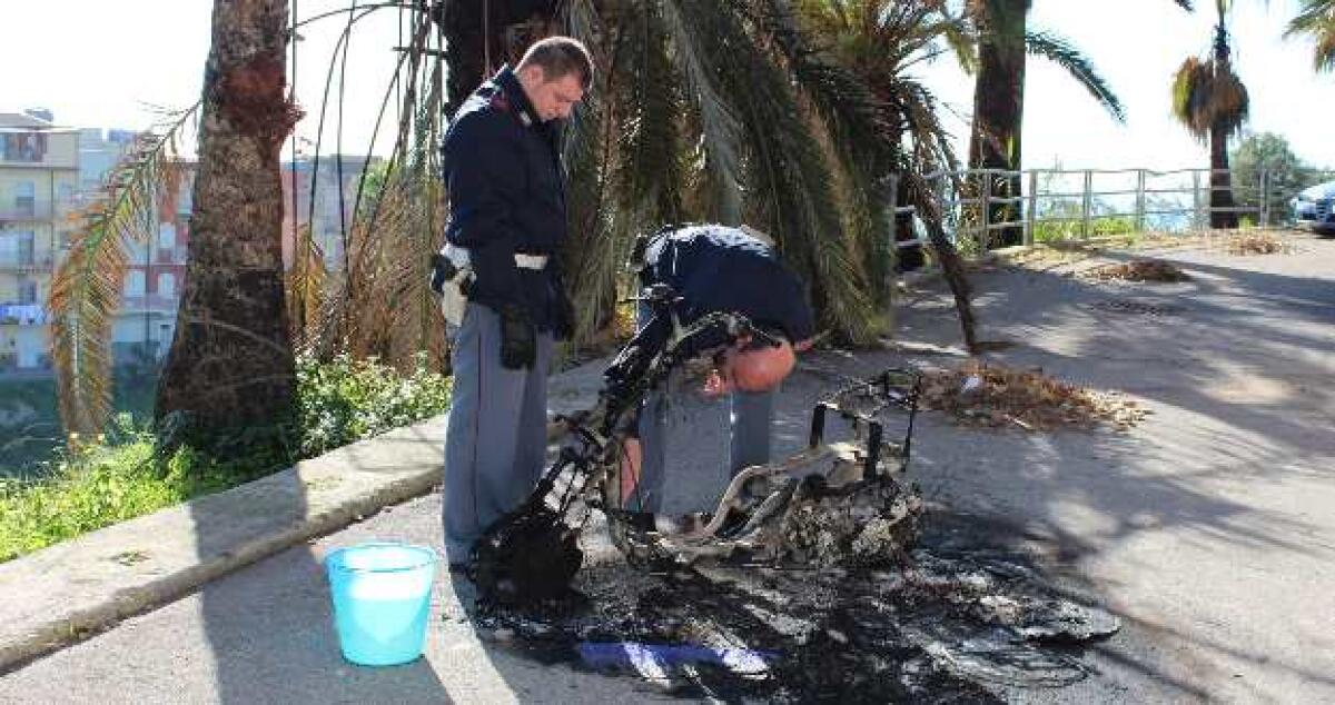 Rubano uno scooter e dopo lo incendiano tra i giardini della villa comunale Garibaldi - 