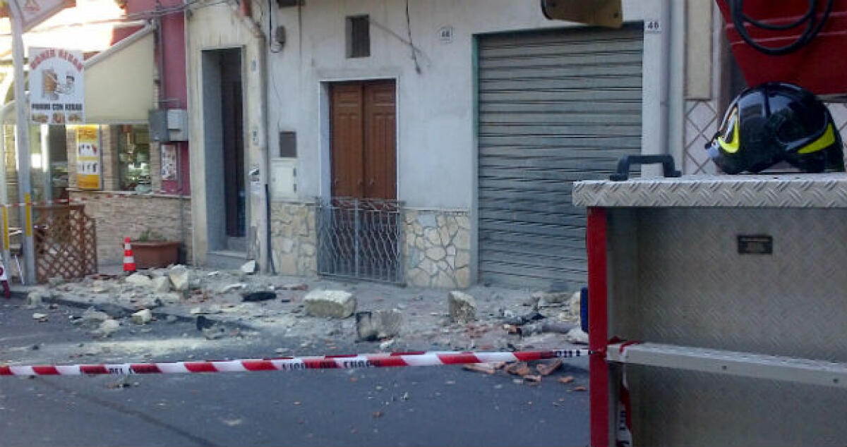 Crollo in via Crispi, si stacca un'intera pensilina: "Poteva morire qualcuno!" - 