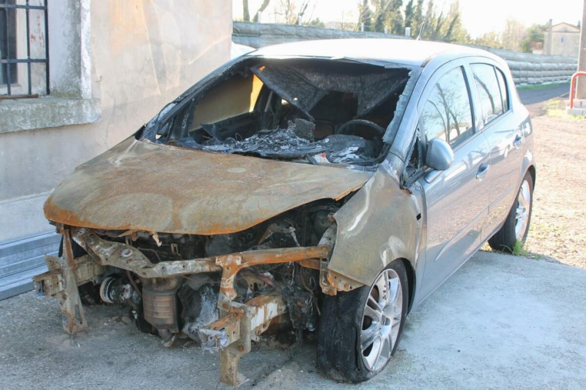 Incendio bis in via Perosi: altre due auto distrutte a Settefarine e Cantina Sociale - 