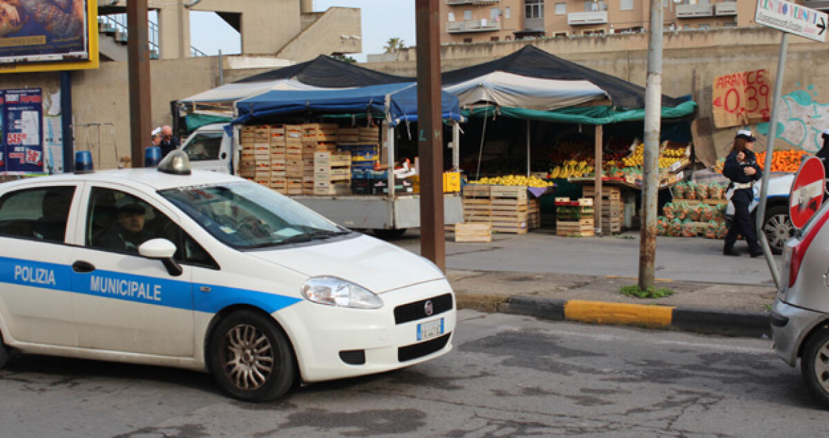 Blitz dei vigili in via Niscemi e via Tevere, sgomberate baracche abusive di frutta - 