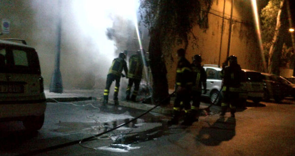 Fiamme nei pressi di un supermercato di Caposoprano, rogo bloccato dai titolari - 