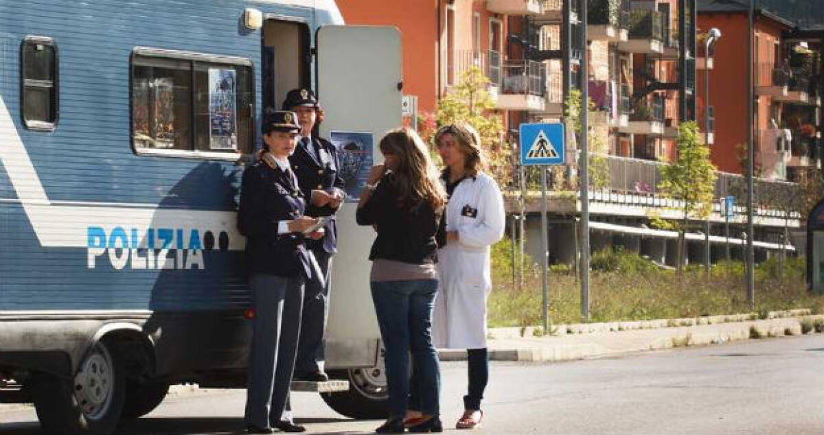 La pedina e le frattura le dita di una mano, la violenza di un quarantenne contro l'ex - 