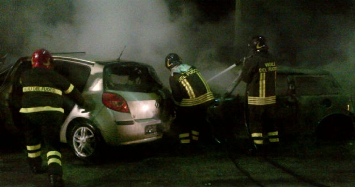 Le fiamme davanti al Comune, distrutte tre auto: c'è anche quella di un imprenditore - 