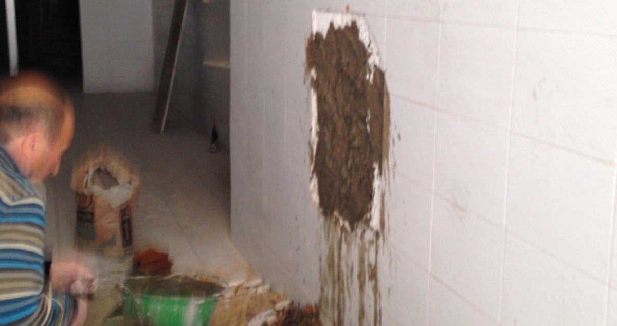 Parete bucata e via sigarette per 2 mila euro: ladri in una rivendita di via Bresmes - 