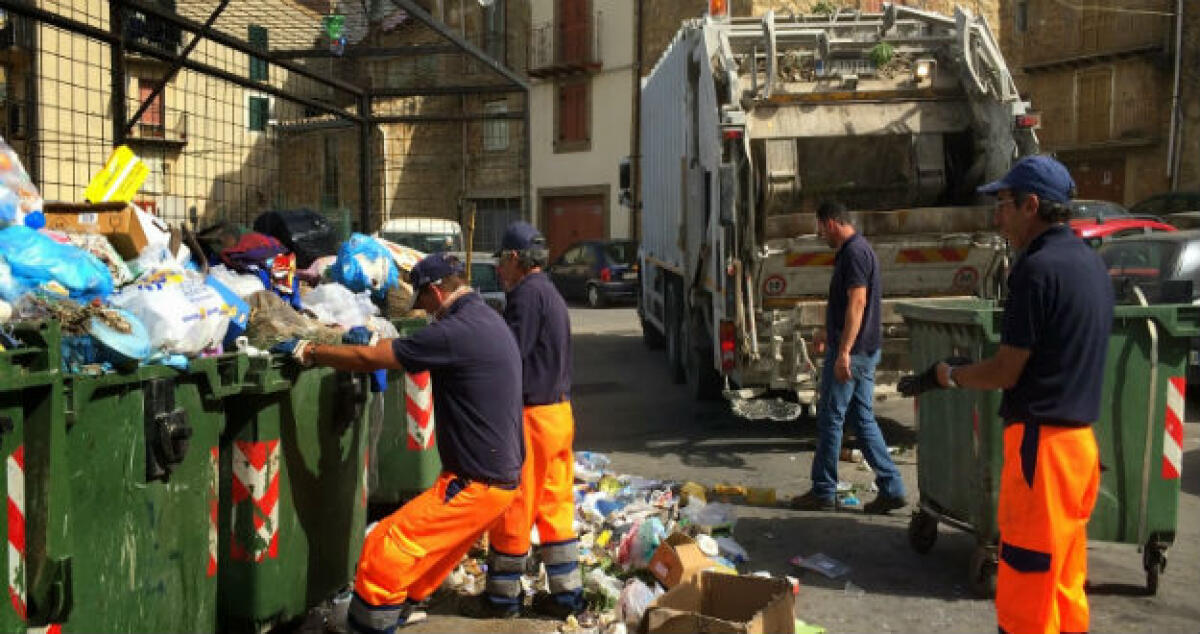 Liquami sversati dagli autocompattatori, giudizio per i titolari di due aziende - 