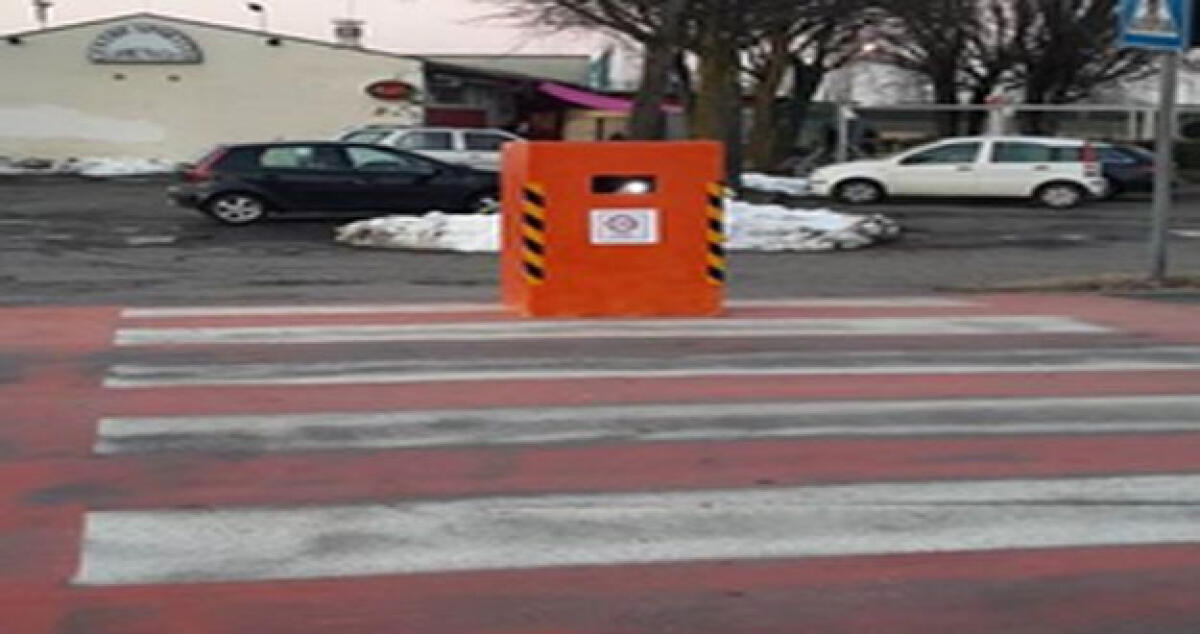 Per Carnevale si maschera da autovelox e il traffico va in tilt - 