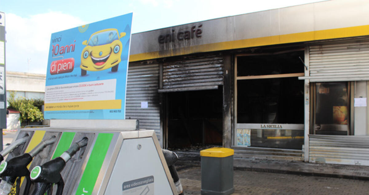 Incendio nella notte sulla Gela-Catania, distrutto il distributore di carburanti Agip - 