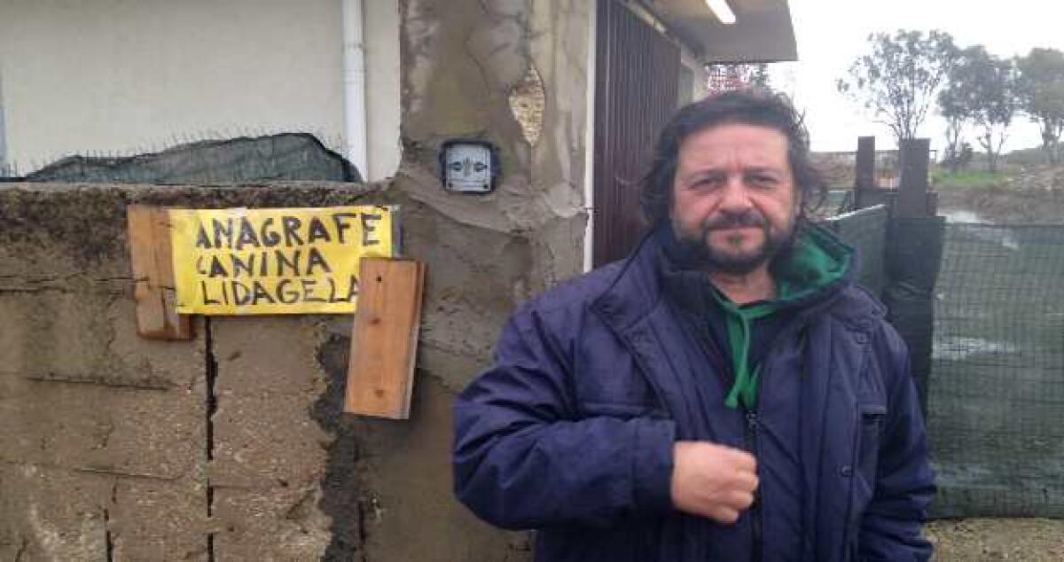 Anagrafe canina ferma al palo da due anni, sit in dei volontari Lida nell'ex mattatoio - 