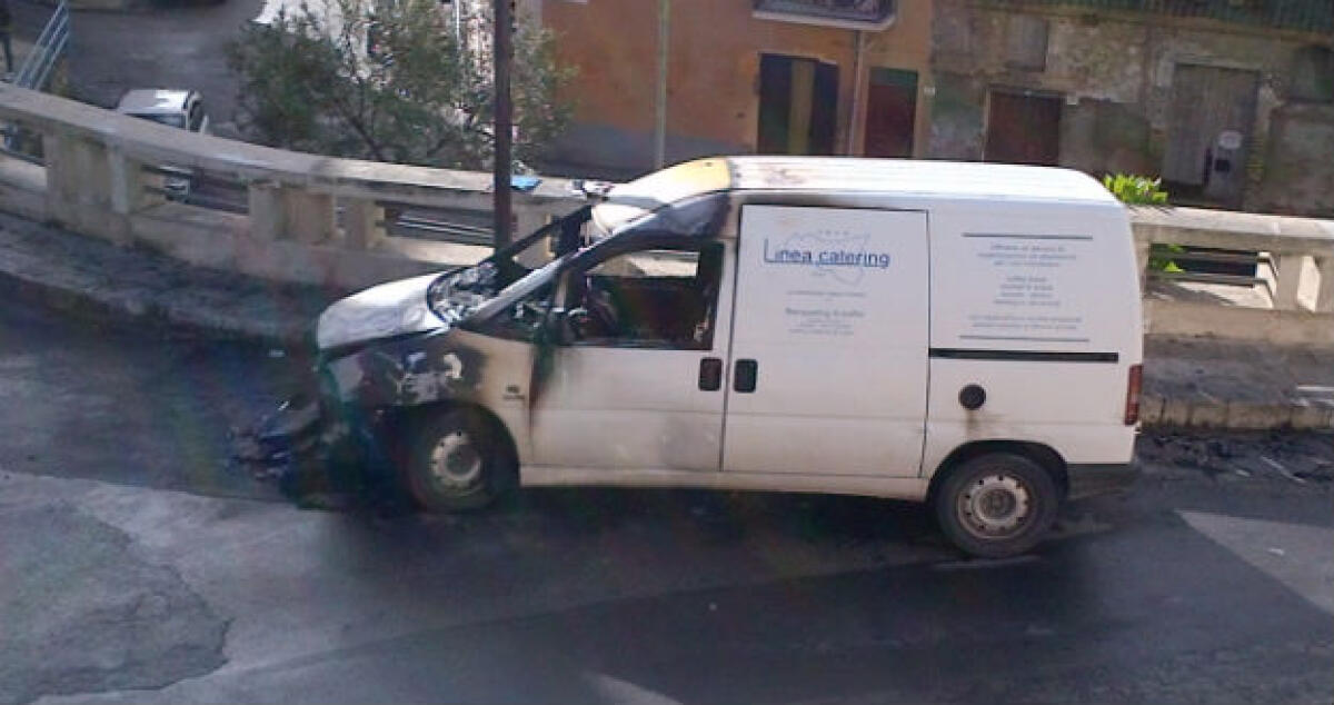 Le fiamme distruggono un furgone, il rogo esploso in via Guido delle Colonne - 