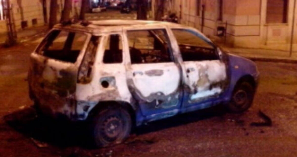 Rogo in pieno pomeriggio, le fiamme distruggono una Fiat Punto in via Ducezio - (foto archivio)