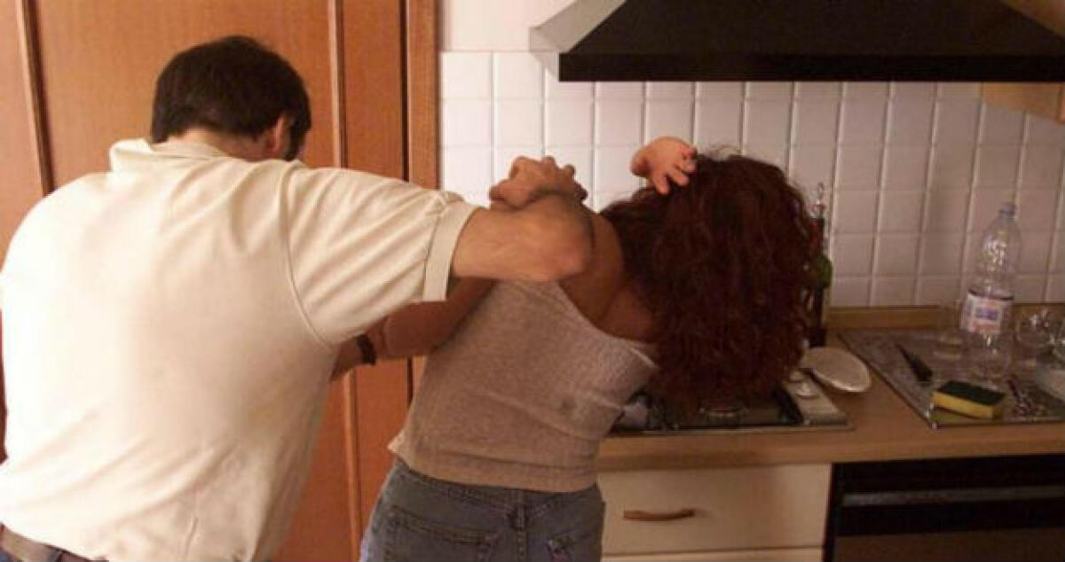 Violenze sulla moglie, "fratturò le costole a nostro figlio": in aula parla la vittima -