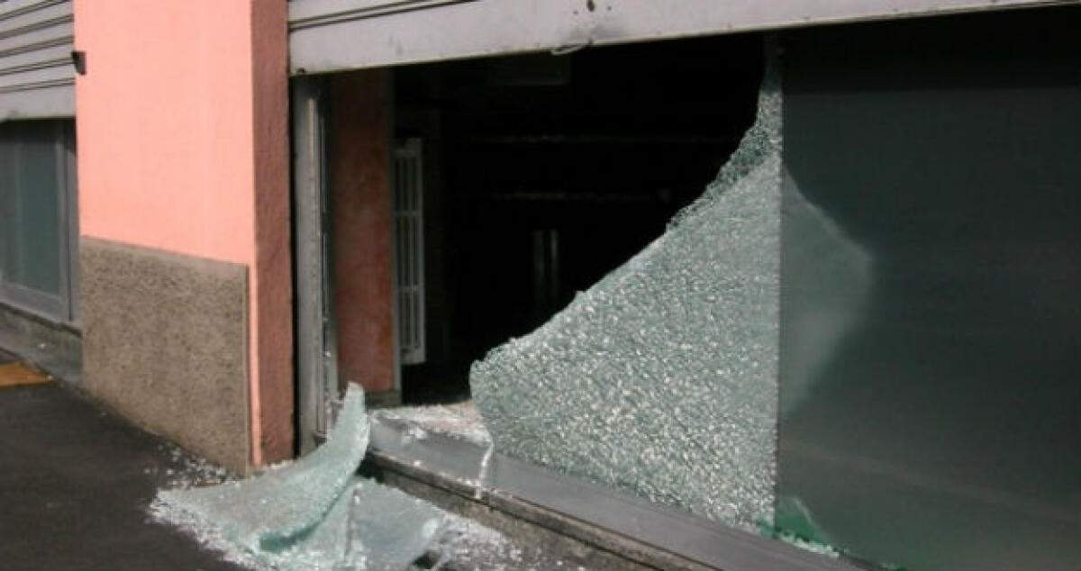 Mandò in frantumi la vetrina di una tabaccheria, 9 mesi ad un trentenne - 