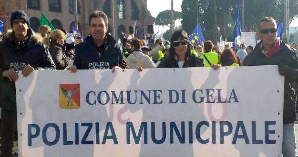 Funzioni di polizia stradale e giudiziaria, i vigili urbani gelesi manifestano a Roma - 